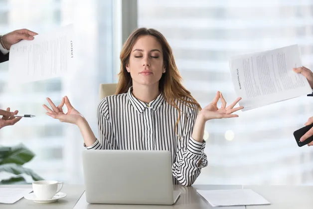 Profissional meditando no escritório
