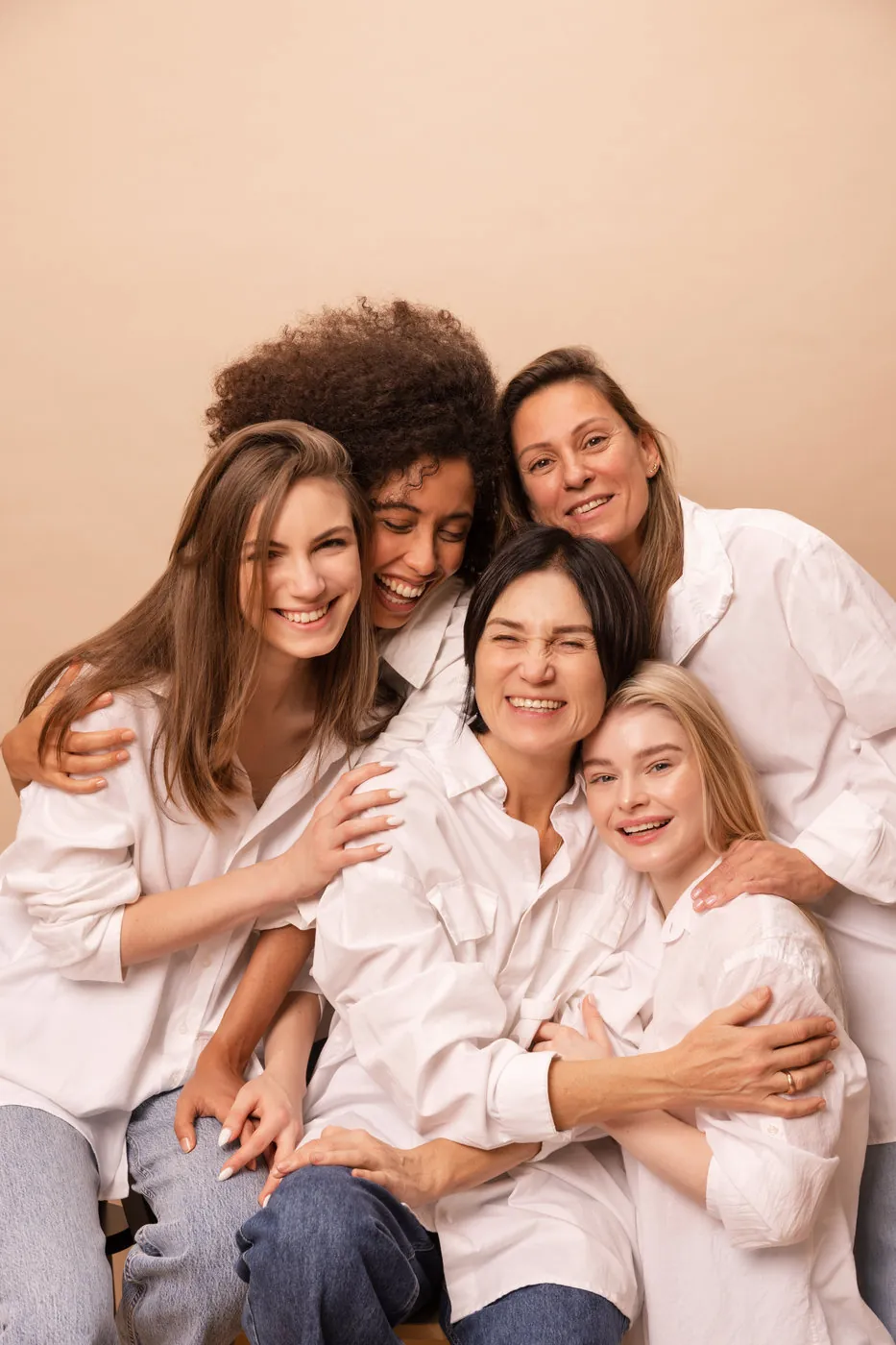 Mulheres de diferentes idades sorrindo juntas